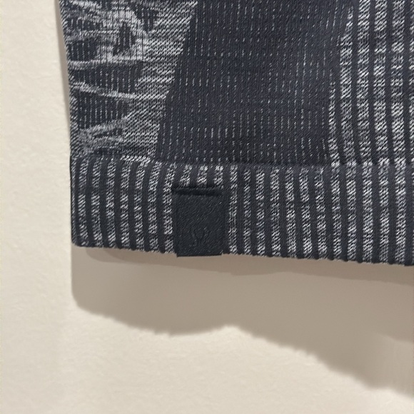 • Lululemon • Women’s Rest Less Pullover Heathered Black Gray / Black 4 - Picture 5 of 5